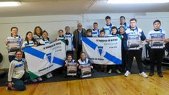 Deportistas del Club de Remo Celeiro, su presidenta, Bel�n P�rez, y el teniente de alcaldesa, Mart�n Vale, presentaron la IV Bandeira de Bateis Concello de Viveiro.