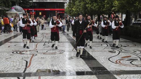 La banda de gaitas Naranco recorre las calles del centro de Oviedo