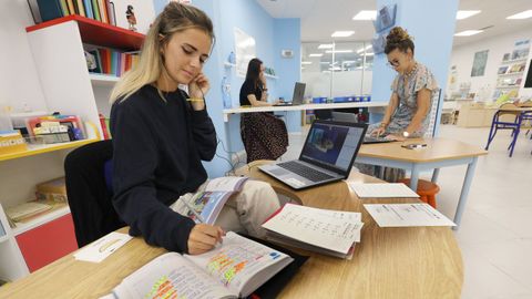 Docentes de Kumon impartiendo clases online desde las instalaciones del centro.