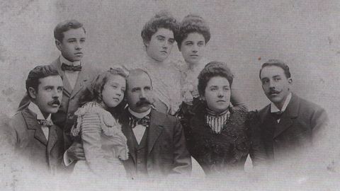Foto de familia. De izquierda a derecha: Leandro, Luis, María Rosa, Marius padre, Montserrat, María, Montserrat madre y Pau