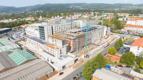 Esta imagen area muestra el avance de los trabajos de construccin de los dos nuevos inmuebles del Arquitecto Marcide: el Edificio Este, que es que se levanta en paralelo a la calle Irmandade Doadores de Sangue y que tendr usos asistenciales; y el Edificio Sur (a la izquierda, ms bajo y con el que forma un ngulo recto), destinado a servicios administrativos, gerencia y central de instalaciones