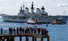 El portaviones brit�nico �HMS Illustrious� parti� ayer de la base de Portsmouth, en el sur del pa�s, para participar en unas maniobras que le llevar�n a fondear en la base de Rota.