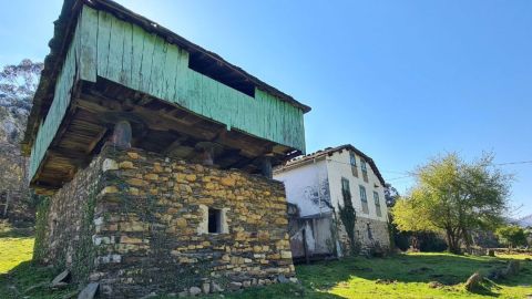 Una aldea entera con embarcadero privado busca due�o en Asturias
