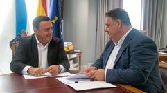 El alcalde de Frades (derecha) plante� al presidente de la Diputaci�n la creaci�n de un itinerario peatonal de la iglesia de Moar al cruce de Cimadevila