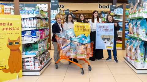 La directora de Marketing y RSC de GADISA Retail, Melisa Pagliaro, y la coordinadora de RSC, Luca Santos, presentaron la campaa acompaadas por responsables de algunas de las entidades que participan en la iniciativa.