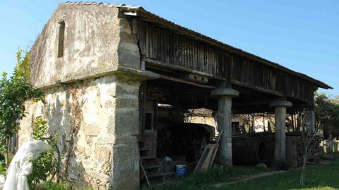 Hrreo mixto de Vilar de Matos, en Tomio. Foto cedida por https://horreosdegalicia.com/