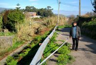 La maleza crece sin control y se registran desprendimientos hacia el antiguo trazado ferroviariol. 