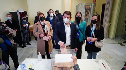 Alfonso Fern�ndez Ma�ueco, en el momento de ejercer su derecho a voto en un colegio electoral de Salamanca