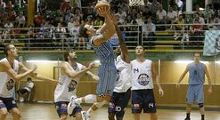 Anthony Winchester, m�ximo anotador celeste, adentr�ndose a canasta.