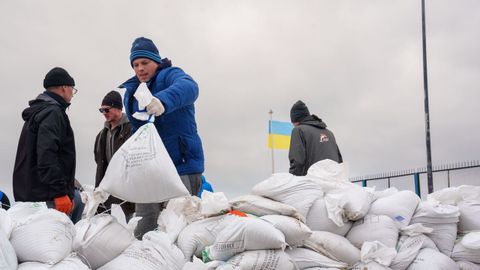 Civiles colocan sacos de arena en la playa de Odesa para impedir el paso de los rusos