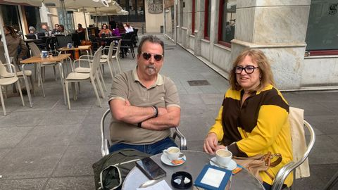 Javier Naves e Isabel Gonz�lez en la terraza del Scormount Caf�.