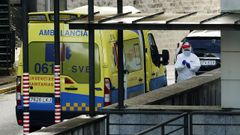 Un sanitario con equipo de protecci�n individual, en las inmediaciones del Hospital Montecelo, de Pontevedra