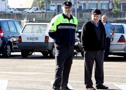 Los gobiernos locales aducen que desde Madrid no se les permite ampliar las plantillas.