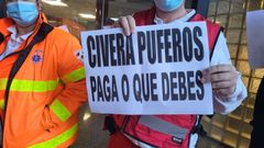 Dos trabajadores de Ambulancias Civera, concesionaria del transporte sanitario no urgente, el pasado 4 de enero en Montecelo