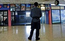 La imagen de los cines con la reja echada puede convertirse en definitiva en Pontevedra.
