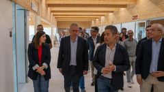 La alcaldesa de Moa�a, a la izquierda, y el conselleiro de Sanidade, en el nuevo centro de salud