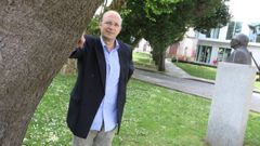 Ponte Far, en el campus universitario de Ferrol, con el busto de su admirado Torrente Ballester a un lado