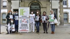 Miembros de la plataforma Javiiss, en el Hospital Provincial de Pontevedra