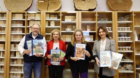 Luis Torres, Delfina Couce, Ángeles Cancela y Eva Lantarón, este martes en Forestais, en la presentación del material educativo para difundir el arboreto y la xiloteca del campus