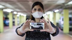 La ginec�loga Silvana Bonino muestra la pintada realizada en su coche