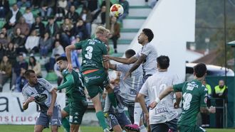 Pugna entre Lhor y Pujol en un lance areo en el derbi disputado en Espiedo.