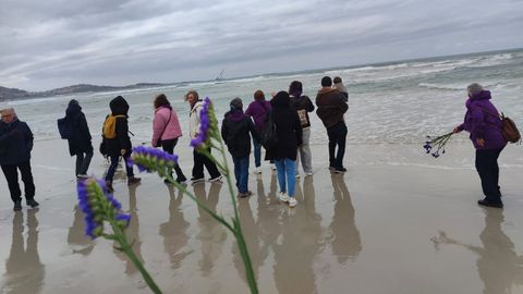 Mujeres de la asociaci�n Sonlil� recordaron a una compa�era fallecida tirando flores al mar