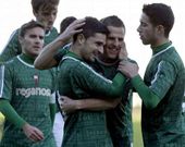 El punta c�ntabro festeja un gol con la camiseta del Racing.
