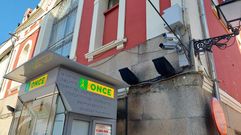 C�maras de vigilancia del tr�fico en la zona peatonal en la fachada de la plaza de abastos