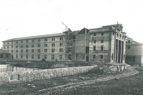 Construcci�n del Seminario de Oviedo, que fue inagurado en el a�o 1954