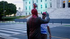 Tres activistas lanzaron pintura roja sobre las estatuas de presidentes estadounidenses del Paseo de los Presidentes de Puerto Rico