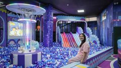 Weilan Xia sonr�e en la piscina de bolas que alberga el Galaxy City Park.