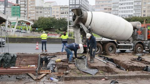 Las labores de cimentaci�n de la pasarela entre estaciones sobre Alfonso Molina, realizadas el pasado martes. 