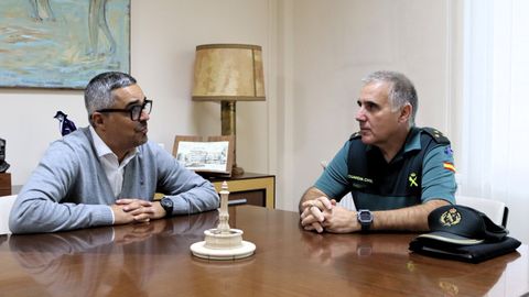 El alcalde de Carballo, Daniel P�rez, con el capit�n Jes�s Ram�n Via�o