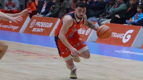 D�dac Cuevas, en un lance del partido ante el Tizona Burgos.