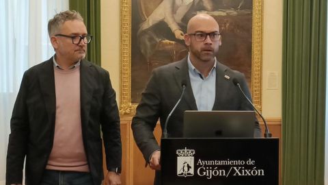 El portavoz de la Junta de Gobierno de Gij�n, Jes�s Mart�nez Salvador, en rueda de prensa en el Consistorio gijon�s junto al concejal de Infraestructuras Urbanas y Rurales, Gilberto Villoria.