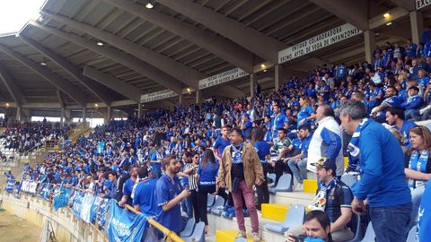 La afici�n del Oviedo en una de las gradas del Reino de Le�n 