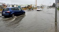 <span lang= es-es >Inundaciones</span>. La carretera de A Trincheira tanto en puntos de Nar�n como de Ferrol registr� ayer fuertes inundaciones en los momentos de mayor lluvia que dificult� la circulaci�n. 