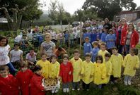 Profesores y alumnos del colegio Juan Rey de Lourenz� ayer por la ma�ana posando para La Voz en el patio del colegio, donde cultivan su huerto.  