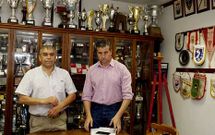 Abalo, izquierda, y Acu�a ofrecieron una rueda de prensa en la sede del club arlequinado. 