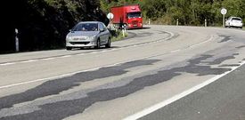 La vieja nacional 634 se ha convertido en alternativa a la A-8, con un firme muy castigado y baches en varias zonas. 