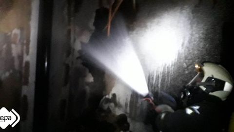 Bomberos de Asturias sofocando el incendio esta madrugada.