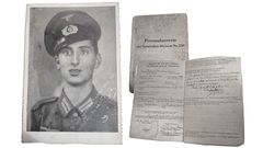Los documentos de Juan. Natividad Mart�nez custodia algunos documentos que atestiguan el paso de su padre (en la foto) por la Divisi�n Azul. De su t�o no conserva ninguna imagen. 