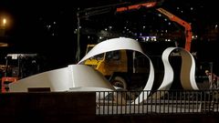 El monumento dedicado a los h�roes del Orz�n que se inaugurar� el pr�ximo domingo ya ilumina la Coraza.