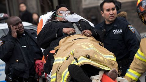 Una de las mujeres heridas en el accidente del tren suburbano.