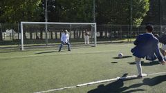 El presidente de la Diputación, Luis López, lanza un penalti al alcalde de Pontevedra, Miguel Anxo Fernández Lores, este martes, en uno de los campos de fútbol Manolo Barreiro