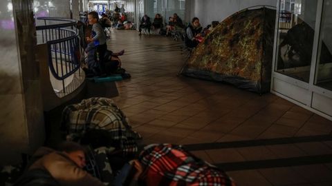 Ciudadanos ucranianos refugiados en el interior de una estacin de metro de Kiev