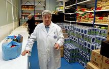 �Tensi� �lvarez preparando los 500 lotes de comida que la asocia�n tiene previsto repartir durante la jornada de hoy.