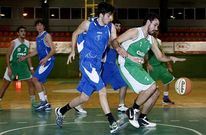 El jugador carball�s H�ctor disputa el bal�n a un deportista del Rosal�a de Castro.