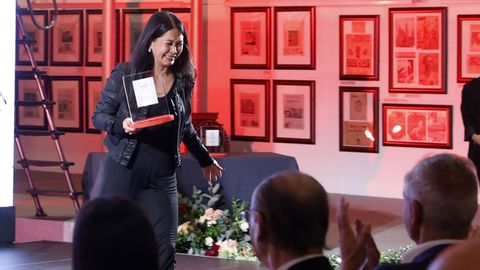 La madre de Dro Fern�ndez con el galard�n al mejor deportista revelaci�n