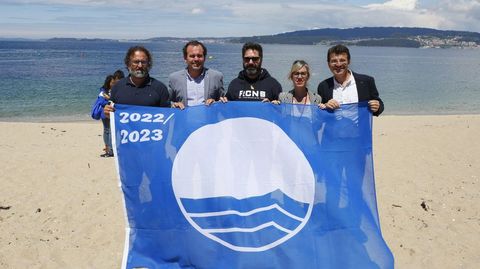 La delegacin del municipio de Sanxenxo en el acto de entrega de banderas azules